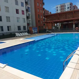 Cómoda Habitación Privada En Apto Con Piscina ! Habitación en casa particular